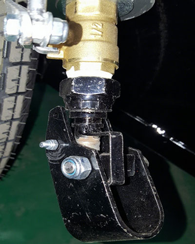 discharge nozzle with scraper discharge nozzle with scraper
